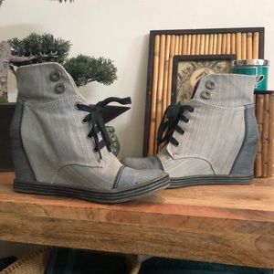 Blowfish Stack Wedges Size 9 Super Cute